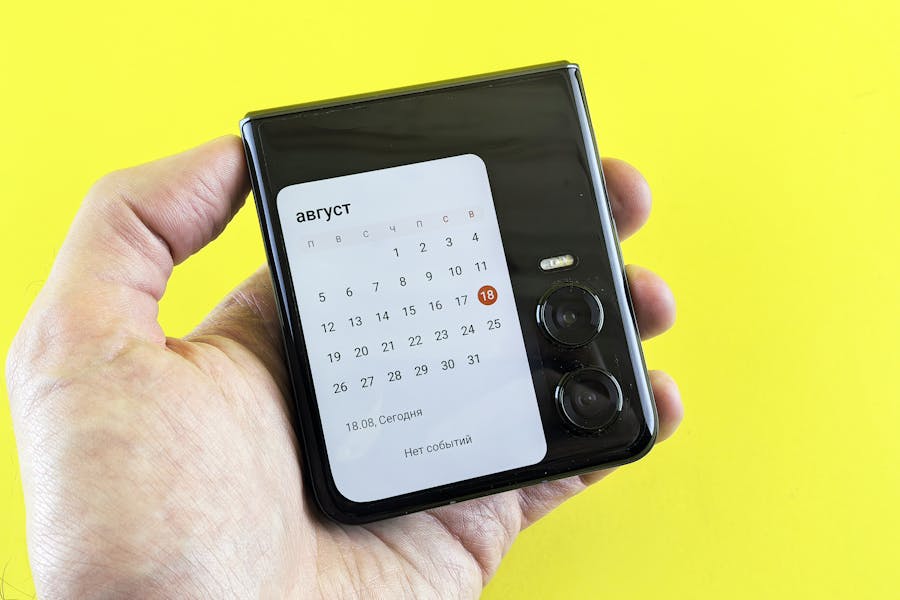 Foldable phone open multitasking display 2025